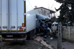 Wjechał ciężarówką w ogród 1