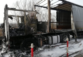Ciężarówka zaczęła palić się w czasie jazdy. Pojazd spłonął doszczętnie 1