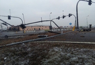 DK10 – wypadek na obwodnicy Nakła – transportowane drewno zdewastowało sygnalizację i znaki 1