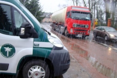 Mandat dla kierowcy za jazdę na magnesie 3
