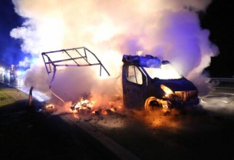Niemcy - pojazd dostawczy z Polski w płomieniach. Dzięki przytomności umysłu Polaka uniknięto większej tragedii 4