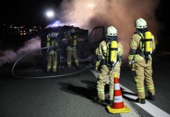 Niemcy - pojazd dostawczy z Polski w płomieniach. Dzięki przytomności umysłu Polaka uniknięto większej tragedii 8