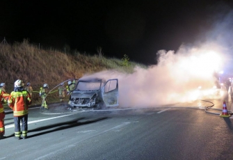 Niemcy - pojazd dostawczy z Polski w płomieniach. Dzięki przytomności umysłu Polaka uniknięto większej tragedii.
