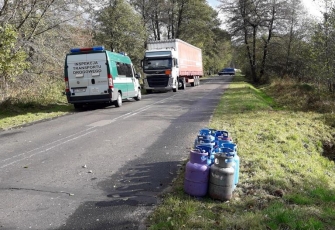 WITD – z pojazdu ciężarowego w czasie jazdy wypadły 64 butle z gazem propan-butan 2