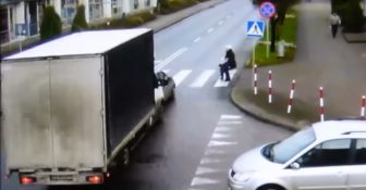 Blisko tragedii na przejsciu bus