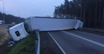 Przewrócona cięzarówka s8