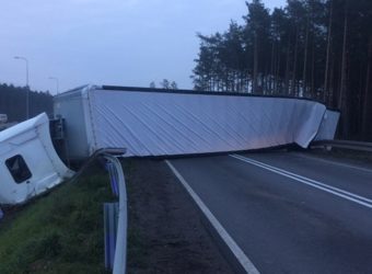 Przewrócona cięzarówka s8