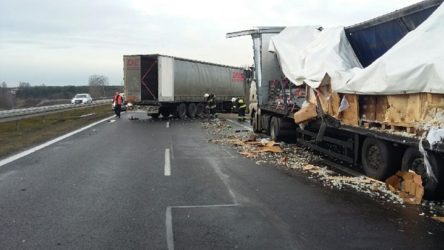 Wypadek ciężarówek na krajowej 1