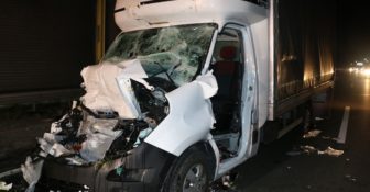 Na A1 w Niemczech samochód dostawczy z Polski najechał na tył stojącej w korku ciężarówki. 35- letnia kobieta prowadząca „busa” doznała poważnych obrażeń.