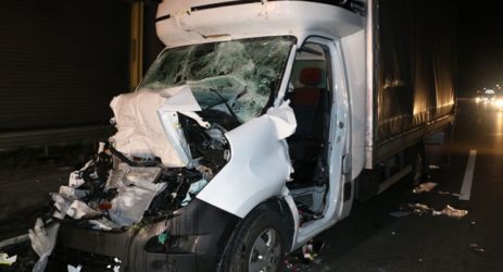 Na A1 w Niemczech samochód dostawczy z Polski najechał na tył stojącej w korku ciężarówki. 35- letnia kobieta prowadząca „busa” doznała poważnych obrażeń.