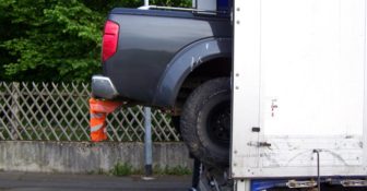 Z polskiej ciężarówki wystawał pickup