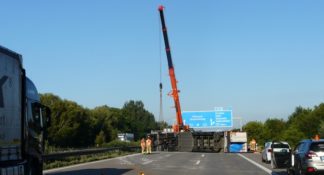 Niemcy - polski kierowca przewożący mięso wywrócił ciężarówkę na A2