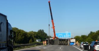 Niemcy - polski kierowca przewożący mięso wywrócił ciężarówkę na A2