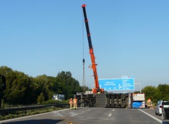 Niemcy - polski kierowca przewożący mięso wywrócił ciężarówkę na A2