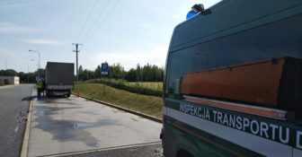 Pijany, bez prawa jazdy z przeładowanym pojazdem