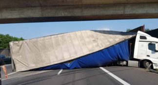 polska ciężarówka przewrócona pod mostem w niemczech
