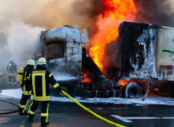 Pożar ciężarówki z Polski na parkingu przy a2