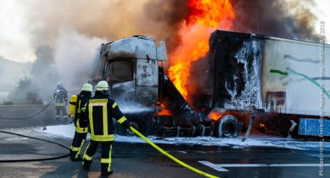 Pożar ciężarówki z Polski na parkingu przy a2