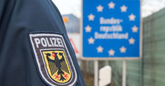 Policja niemiecka uchodźca w chłodni