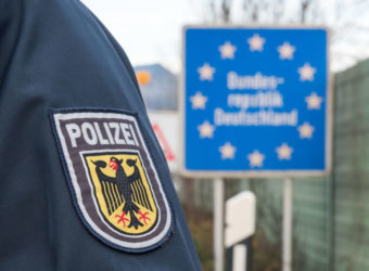 Policja niemiecka uchodźca w chłodni