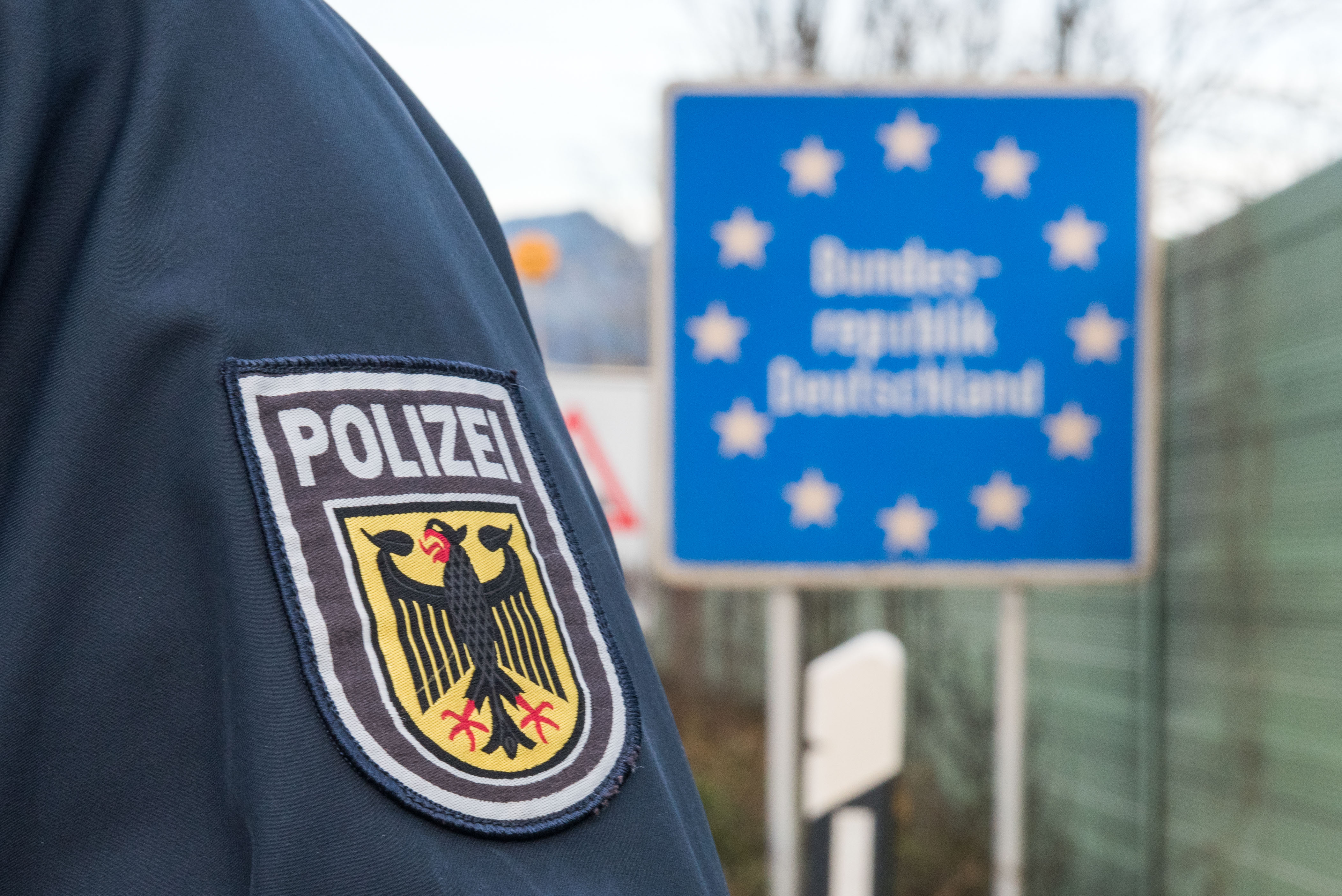 Policja niemiecka uchodźca w chłodni