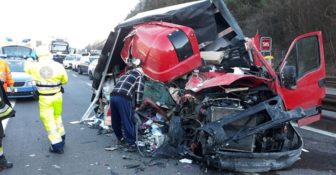Włochy – makabryczny wypadek pojazdu dostawczego z Polski – Polak wyszedł bez szwanku