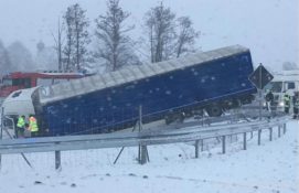 Złe warunki pogodowe w Niemczech – ciężarówka z Polski uwięziona w rowie do poniedziałku