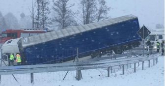 Złe warunki pogodowe w Niemczech – ciężarówka z Polski uwięziona w rowie do poniedziałku