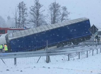 Złe warunki pogodowe w Niemczech – ciężarówka z Polski uwięziona w rowie do poniedziałku