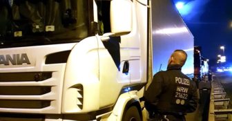 Niemiecka policja radzi jak uchronić się przed rozpruwaczami plandek i kradzieżami ładunków f