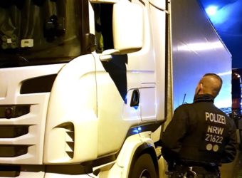 Niemiecka policja radzi jak uchronić się przed rozpruwaczami plandek i kradzieżami ładunków f