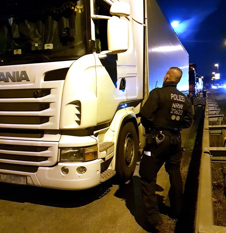 Niemiecka policja radzi jak uchronić się przed rozpruwaczami plandek i kradzieżami ładunków