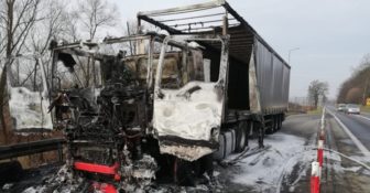 Ciężarówka zaczęła palić się w czasie jazdy. Pojazd spłonął doszczętnie