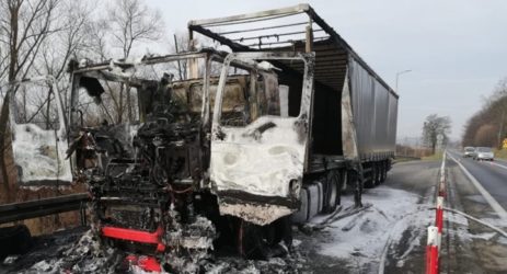 Ciężarówka zaczęła palić się w czasie jazdy. Pojazd spłonął doszczętnie