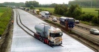 Niemcy – kierowca ciężarówki jechał przez 1,5 km po świeżo położonym asfalcie