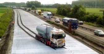 Niemcy – kierowca ciężarówki jechał przez 1,5 km po świeżo położonym asfalcie
