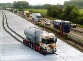 Niemcy – kierowca ciężarówki jechał przez 1,5 km po świeżo położonym asfalcie